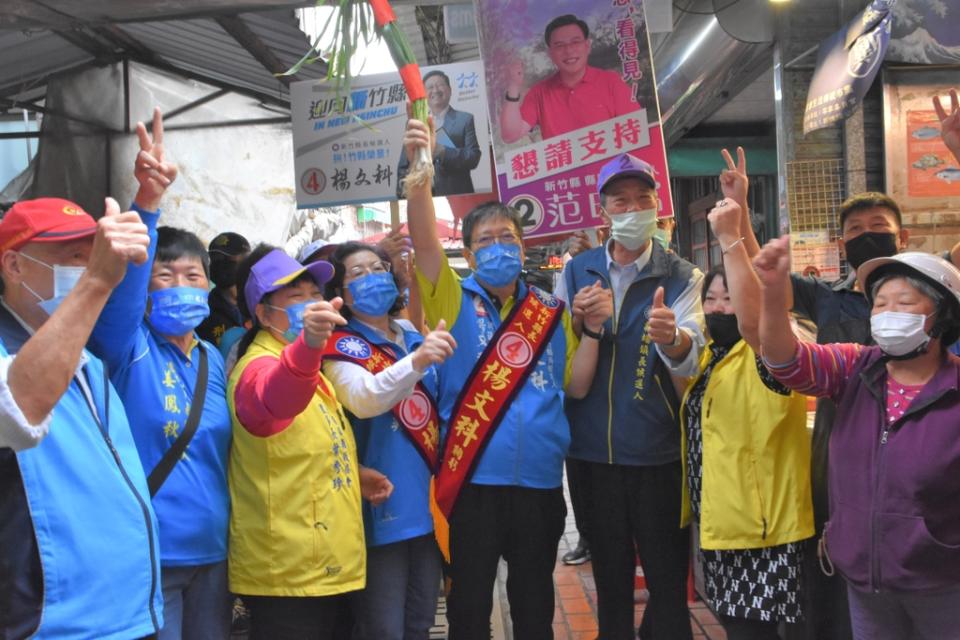 《圖說》地方鄉親送上蒜頭，預祝楊文科高票凍蒜連任。（圖／楊文科競總提供）