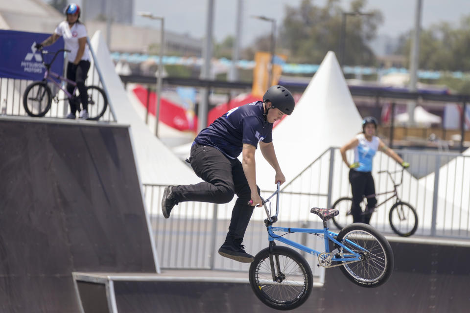 Hannah Roberts, de Estados Unidos, compite en la final del ciclismo BMX freestyle de los Juegos Panamericanos en Santiago, Chile, sábado 5 de noviembre de 2023. (AP Foto/Martin Mejia)