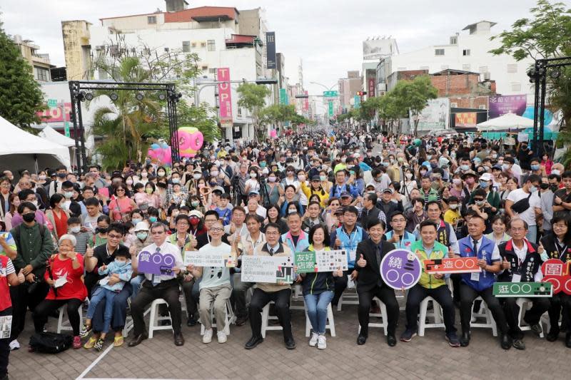 民眾現場屏息直呼過癮　台南街頭藝術節走繩府城凌空漫步