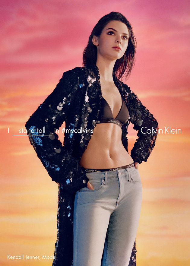 Con esta imagen Kendall también promociona la línea de jeans de la legendaria marca.