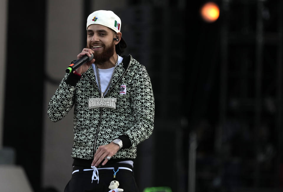 Jesus Diego "Jay Dee", izquierda, cantante de la banda estadounidense Herencia de Patrones, durante su concierto en el segundo día del festival Arre en la Ciudad de México el 10 de septiembre de 2023. (Foto AP/Fernando Llano)