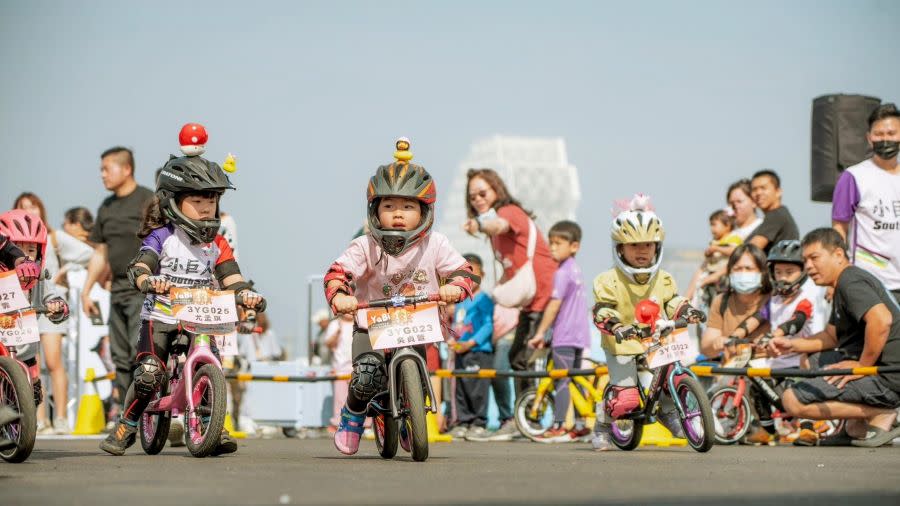 ▲運發局首次在高雄港區18號碼頭舉辦「YaBi!2024幼兒滑步車push bike邀請賽」（記者王雯玲翻攝）