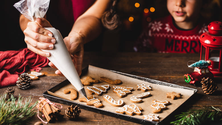 Decorating gingerbread cookies