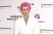 Ce lundi 27 juin, Megan Fox et Machine Gun Kelly ont fait sensation lors de l’avant-première de « Life in Pink », un documentaire retraçant le parcours et l’ascension du chanteur. Le film revient notamment sur des périodes compliquées de sa vie. En effet, au cours du long-métrage, l’artiste confie à cœur ouvert avoir tenté de se suicider. Il raconte avoir eu du mal à faire le deuil de son père décédé le même jour que la sortie de son album « Hotel Diablo ». « Je ne voulais pas quitter ma chambre et je suis devenu vraiment, vraiment, vraiment sombre. Megan était en Bulgarie pour tourner un film et j’ai commencé à devenir paranoïaque. Je n’arrêtais pas de penser que quelqu’un allait venir me tuer », se souvient-il. Il explique alors qu’il dormait constamment avec un fusil de chasse à côté de son lit et que ce jour-là, il a voulu en finir : « J’ai appelé Megan. Je lui ai dit : “Tu n’es pas là pour moi.” J’étais dans ma chambre et j’étais en train de la faire paniquer. J’ai mis le fusil dans ma bouche. J’ai hurlé au téléphone et le canon était dans ma bouche », explique-t-il. Il poursuit : « J’ai armé le fusil et la balle mais elle s’est coincée. Megan était sous le choc. »Lire aussi >> Ode aux matériaux nobles pour le manoir élégant de Machine Gun Kelly et Megan Fox« Megan m’a redonné vie »Machin Gun Kelly a réalisé à ce moment-là qu’il n’allait pas bien et qu’il fallait qu’il en finisse avec ses addictions : « J’avais besoin de me débarrasser des drogues pour de bon cette fois. » Il a ensuite révélé que Megan Fox ainsi que sa fille Casie l’ont aidé à combattre ses démons. Enfin, il conclut cette glaçante et triste histoire en adressant une tendre déclaration à sa fiancée: « Megan est devenue le soleil pour moi. Mon monde tourne autour d’elle. Elle m’a aidé à grandir et m’a redonné vie. C’est comme tous les contes de fées qu’on ne vous a jamais racontés à l’école. La passion entre nous est d’un autre monde. Je sais que je l’ai connue dans tellement d’autres vies. »