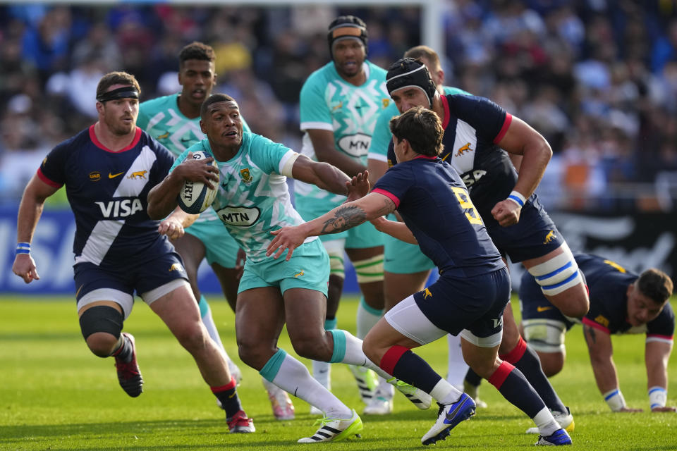 South Africa's Damian Willemse, center, runs with the ball during a rugby test match against Argentina at the Jose Amalfitani stadium in Buenos Aires, Argentina, Saturday, Aug. 5, 2023. (AP Photo/Natacha Pisarenko)