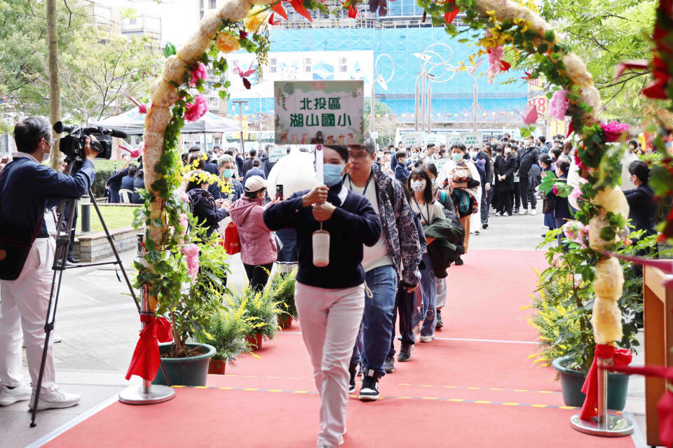 台北市參賽的八十五支小勇士團隊，在師長的陪同下一起開心走星光紅毯大道。