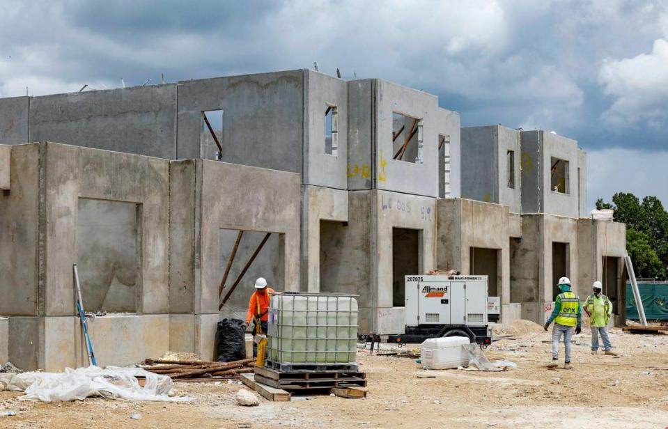 Las casas de ONX Homes se levantan en el terreno con paredes prefabricadas de concreto.