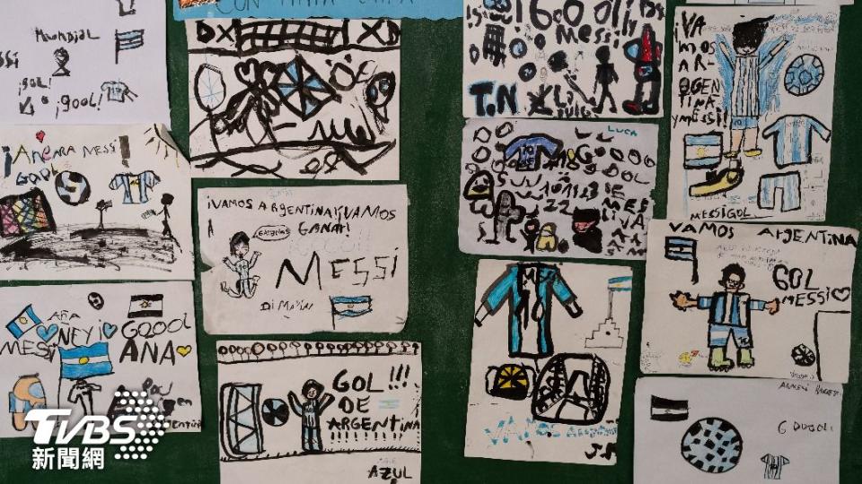 不只大人熱愛梅西，阿根廷羅薩里奧當地學校也是滿滿梅西應援畫作。（圖／達志影像美聯社）