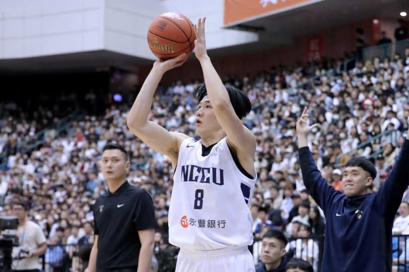 112學年度UBA大專籃球聯賽公開男一級冠軍戰24日在台北小巨蛋開打，政治大學李允傑在3分線外進攻。（圖／中國時報黃世麒攝）