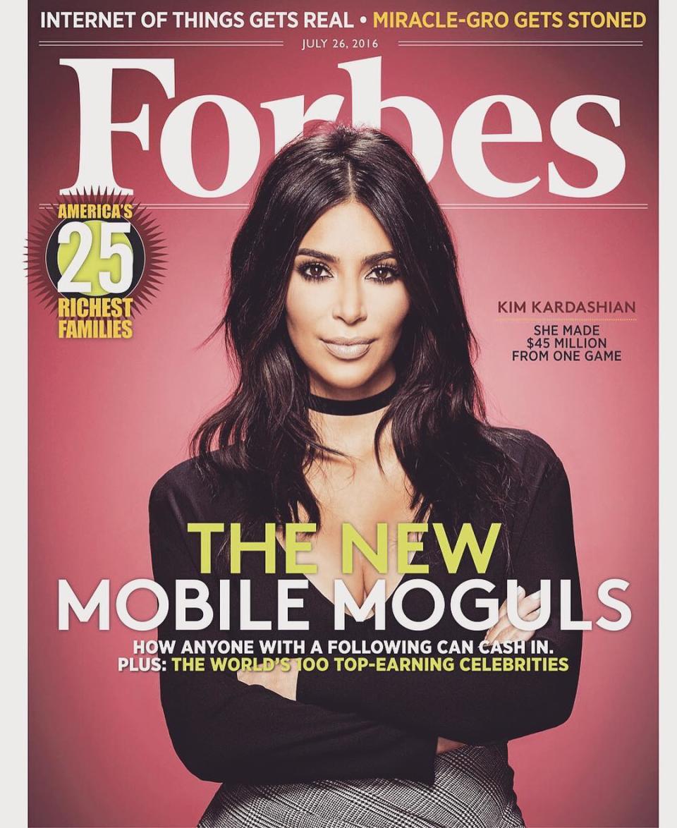 Elle est à la tête d’une fortune estimée à plus de 350 millions de dollars. Classée parmi les "100 personnalités les plus influentes dans le monde" par le magazine Time en 2015, et apparaissant en couverture de Forbes, Kim Kardashian prouve qu’elle est plus qu’une femme-objet, comme certains la considèrent. Application pour smartphone, lignes de parfums, de cosmétiques, de chaussures, de lingerie, un jeu vidéo Kim Kardashian : Hollywood, qui a été téléchargé plus de 42 millions de fois… La starlette de télé-réalité a monté un réel empire. "<em>Pas mal pour une fille sans talent</em>", a-t-elle ironisé sur Instagram ! © instagram @kimkardashian