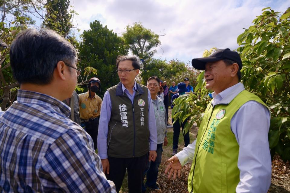 徐富癸、潘芳泉等人關注恆春地區荔枝園關心損失情形。   圖：徐富癸辦公室提供