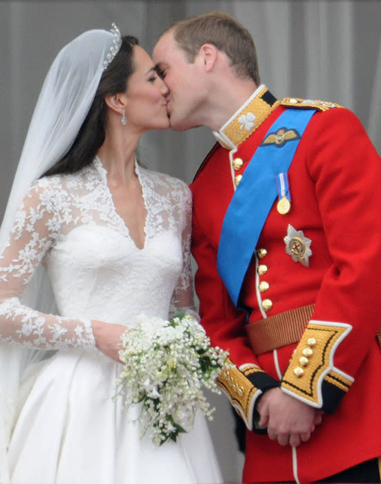 <p>Lors du mariage princier du Prince William et de Kate Middleton, la robe de cette dernière a fait beaucoup parler d’elle ! Créée par Sarah Burton, directrice artistique pour Alexander McQueen, elle mélangeait style classique et intemporalité. </p><p>Crédit photo : Getty Images </p><p><br></p>