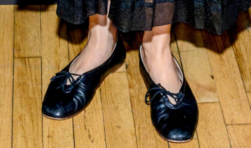 maya hawke, maya hawke style, ballet flats, black leather ballet flats, bow ballet flats, tie ballet flats