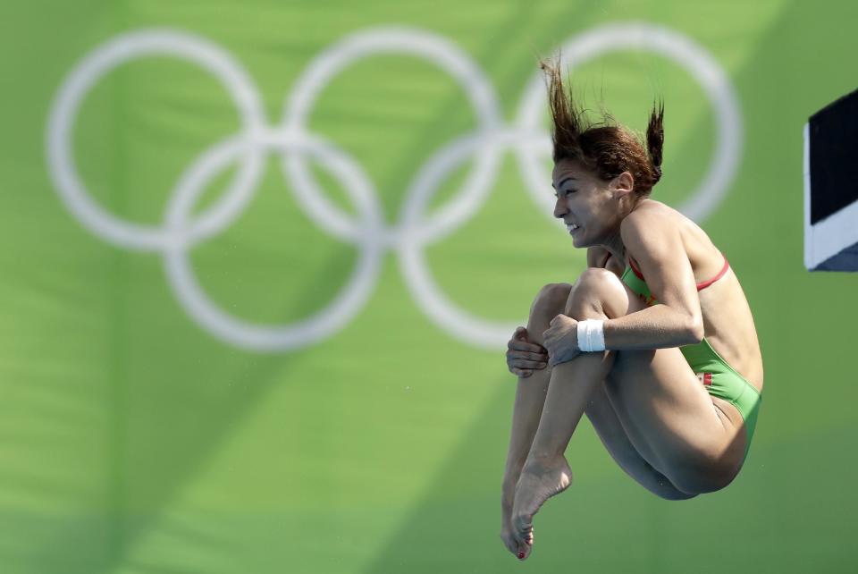 La mexicana Paola Espinosa compite en la semifinal de plataforma de 10 metros de mujeres en el Centro Acuático Maria Lenk en los Juegos Olímpicos de Río de Janeiro, Brasil, el jueves 18 de agosto de 2016. (AP Foto/Michael Sohn)