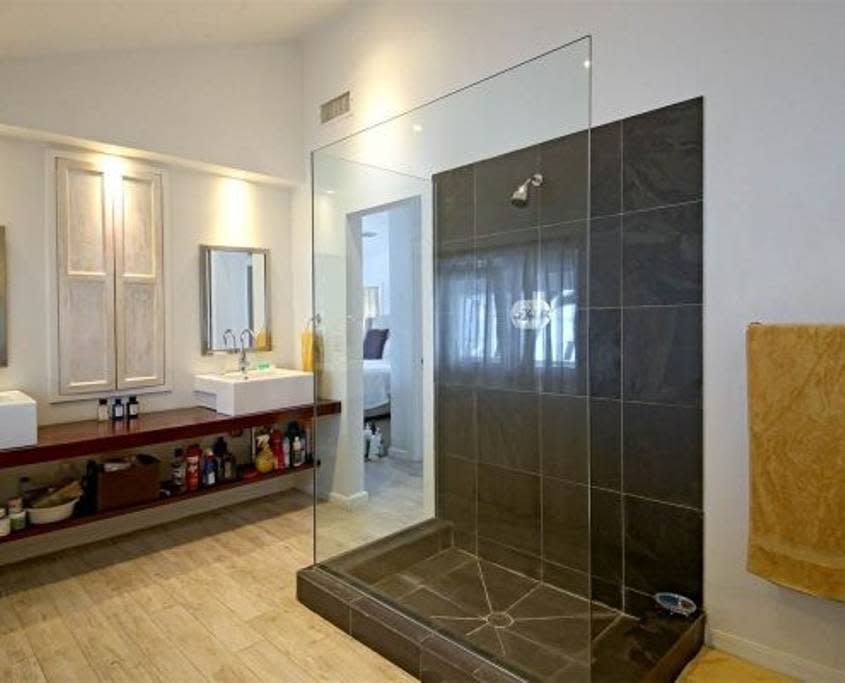 <p>The property features 3.5 bathrooms.<br>(Airbnb) </p>