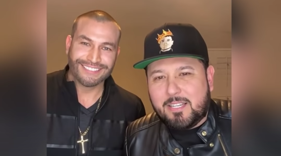 Rafael Amaya y Roberto Tapia durante el en vivo que hicieron a través de la cuenta oficial del cantante de regional mexicano (captura de pantalla: YouTube)