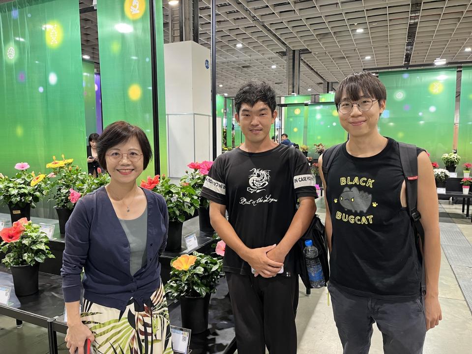 農業部農業科技司司長李紅曦（左）鼓勵謝丞傑（中）、匡易（右）投身花卉育種，並表示願意提供資源協助。（攝影／游昇俯）