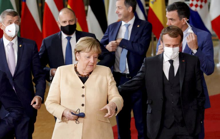 La canciller alemana, Angela Merkel, en la cumbre de Bruselas junto al presidente francés, Emmanuel Macron