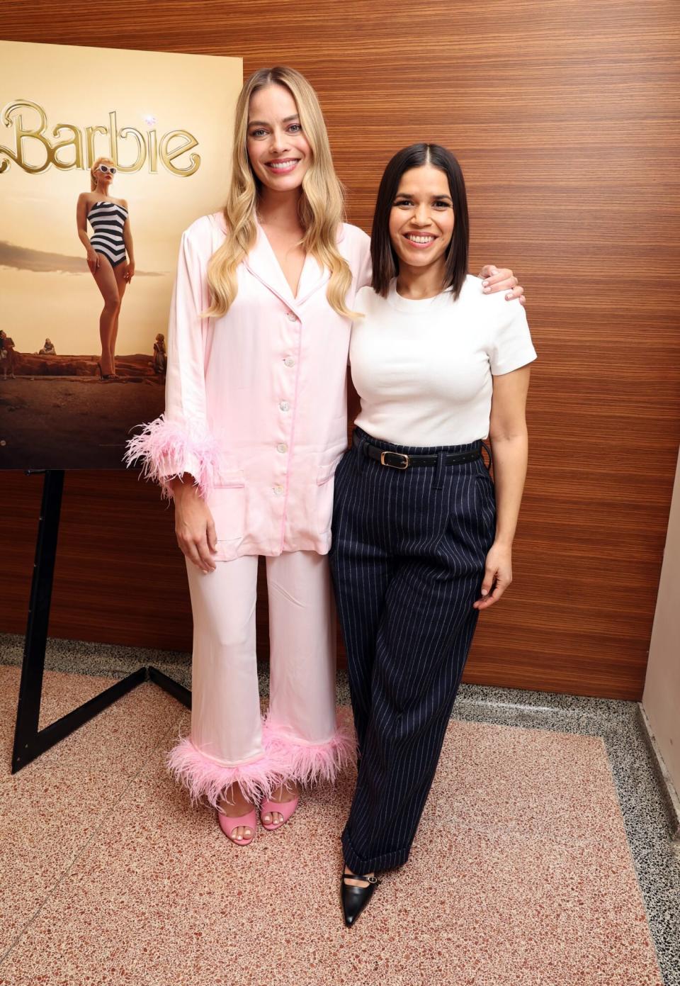 Margot Robbie y América Ferrera. Foto: Eric Charbonneau/Getty Images for Warner Bros.