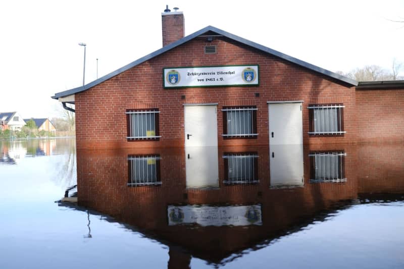 The clubhouse of the Lilienthal Shooting Club is flooded after the Wuemme River burst its banks. Residents can only reach their homes by boat. Markus Hibbeler/dpa