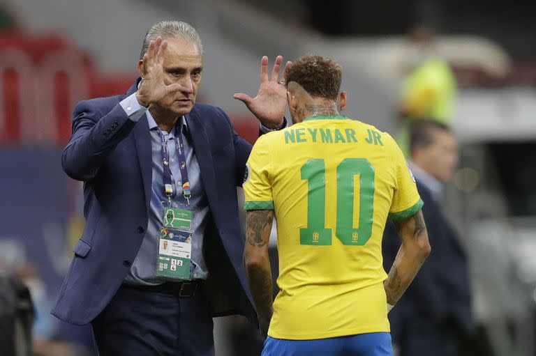 El técnico de la selección Tite con Neymar (AP Photo/Eraldo Peres)