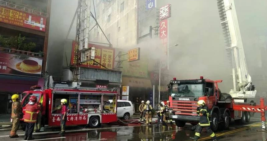 台南永康區大灣路一棟3樓建築物發生火警。（圖／台南市消防局提供）