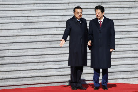 Chinese Premier Li Keqiang and Japanese Prime Minister Shinzo Abe attend a welcome ceremony outside the Great Hall of the People in Beijing, China October 26, 2018. REUTERS/Thomas Peter