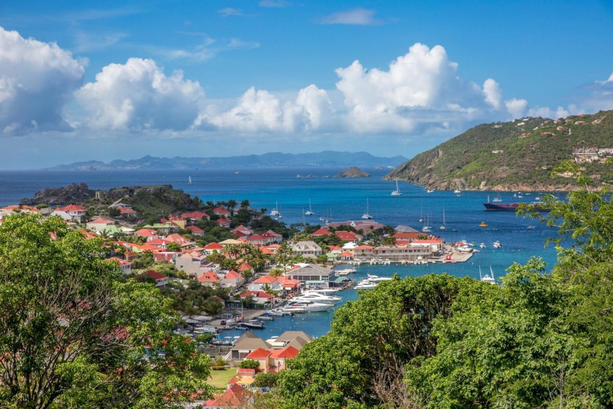 Gustavia, St Barths-- April 25, 2018. A pretty cobblestone street winds its  way through a shopping district in Gustavia, St. Barths. Editorial Use Onl  Stock Photo - Alamy