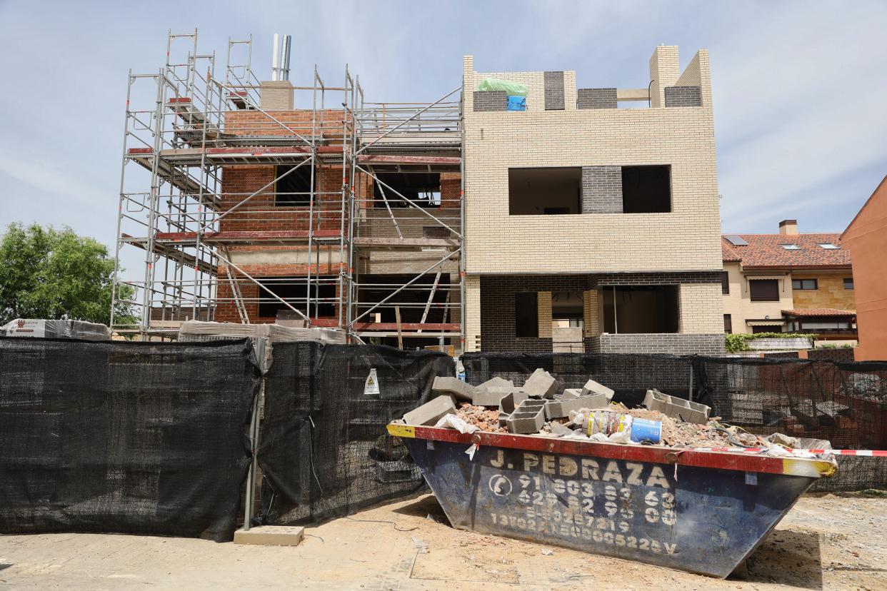 MADRID, SPAIN - MAY 20: Facades of homes under construction on the day they announced that the sale and purchase of homes recorded its best figure in 15 years in March, as of May 20, 2022, in Madrid, Spain. As reported today by the National Statistics Institute, home sales and purchases soared 25.6% last March compared to the same month in 2021, to 59,272 transactions, its highest figure since January 2008 and its best figure for a March since 2007, when it surpassed 74,000 sales and purchases. With the year-on-year increase in March, which has increased by more than one point with respect to the growth experienced in February, home sales and purchases have now reached 13 consecutive months of positive rates. (Photo By Eduardo Parra/Europa Press via Getty Images)