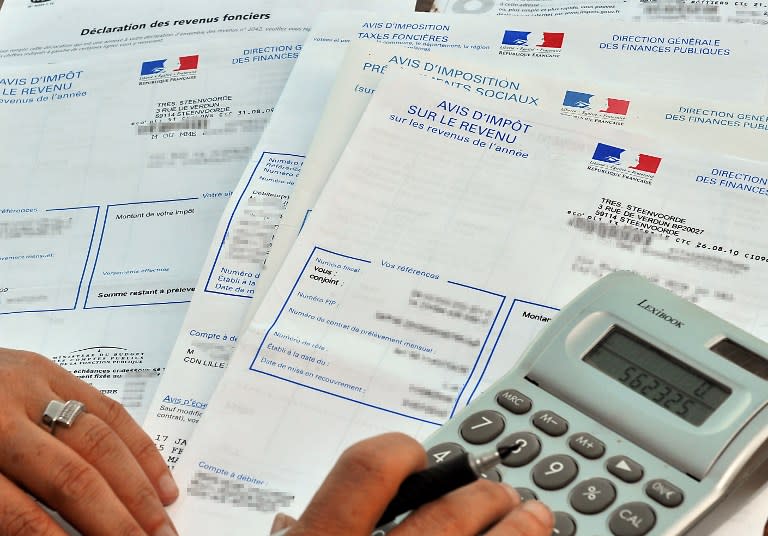Une personne consulte son avis d'impôt sur le revenu 2010, le 20 septembre 2010 à Lille. Près des trois-quarts des Français (71%) jugent 