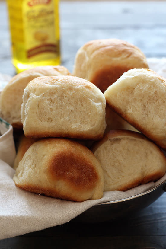 <strong>Get the <a href="http://www.handletheheat.com/vegan-butter-rolls/" target="_blank">Vegan Butter Rolls recipe</a> from Handle The Heat</strong>