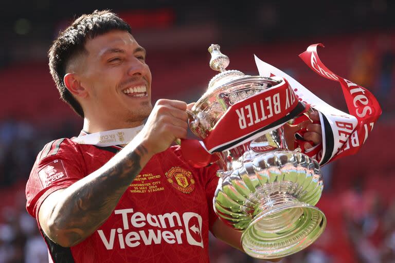 Lisandro Martínez con el trofeo de la FA Cup 2023-24; el defensor fue titular y tuvo una soberbia actuación ante Manchester City