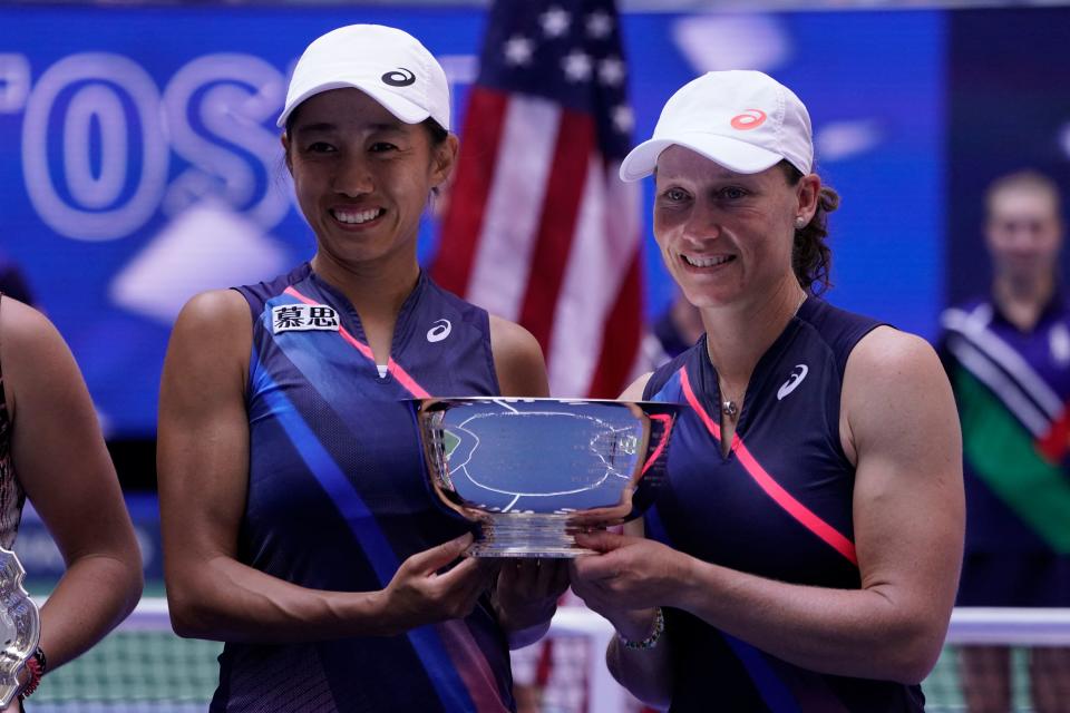 Shuai Zhang and Samantha Stosur pose with the US Open trophy.