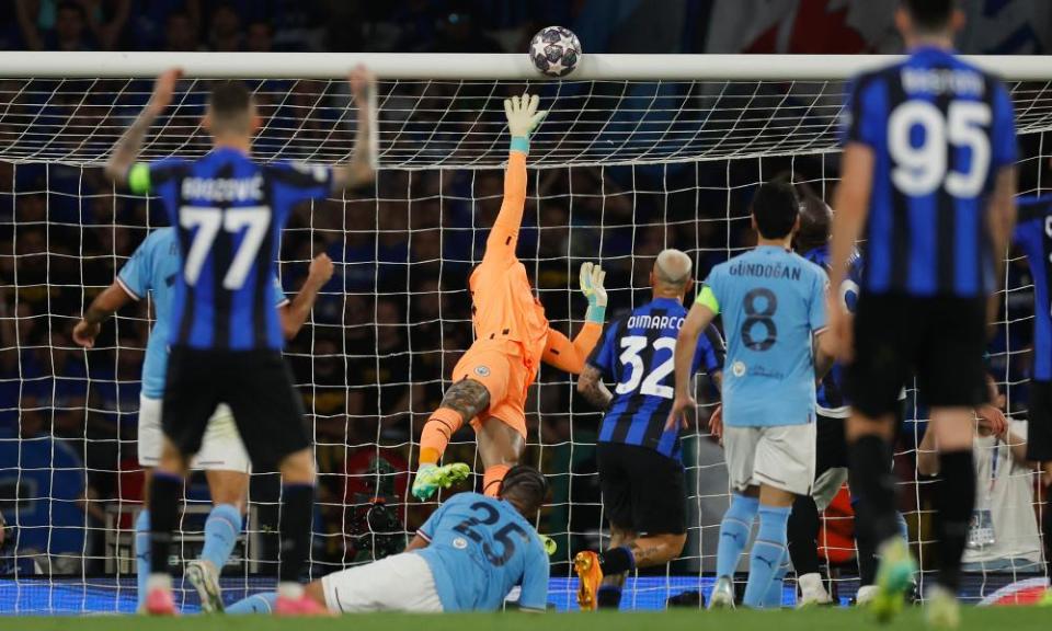 Federico Dimarco sees his header hit the bar