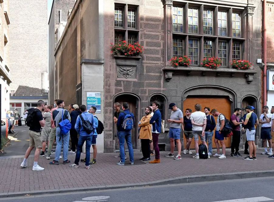 Menschen stehen an, um sich in Lille, Frankreich, gegen Affenpocken impfen zu lassen. - Copyright: Francois Lo Presti/AFP via Getty Images 