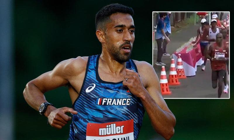 法國馬拉松跑者安姆杜尼，在比賽中掃倒補給站整排水瓶挨轟。（翻攝自推特）