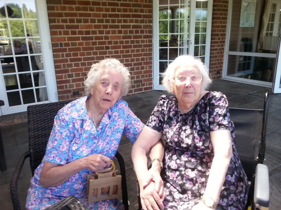 Twins Edith Dumbleton (with glasses) and Dorcas Tobin (without glasses) have celebrated their 102nd 𝐛𝐢𝐫𝐭𝐡day. (Fred Dumbleton/SWNS)