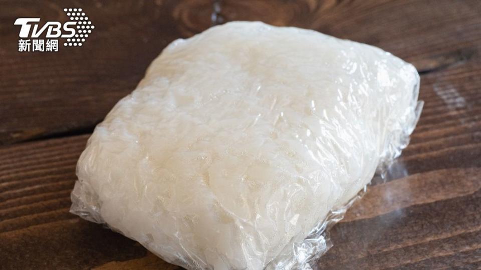 需要冷凍時，可以將1碗白飯的份量平均放到保鮮膜上包起來。（示意圖／shutterstock達志影像）