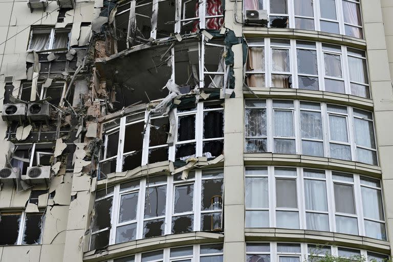 Esta fotografía tomada el 8 de mayo de 2023 muestra un edificio residencial de gran altura dañado por los restos de un dron ruso derribado en Kiev, en medio de la invasión rusa de Ucrania. 