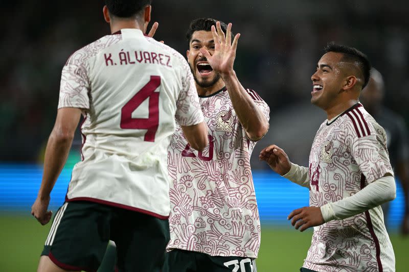 Henry Martín (20) felicita a Kevin Álvarez (4) por anotar el gol con el que la selección de fútbol de México empató ante su similar de Camerún en partido amistoso