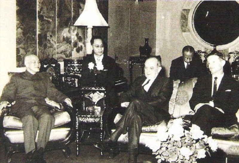 1969年10月蔣中正總統(左)在士林官邸接見美國國務卿魯斯克(中),右一為美國駐華大使馬康衛。（許捷芳攝／愛玉之家提供）