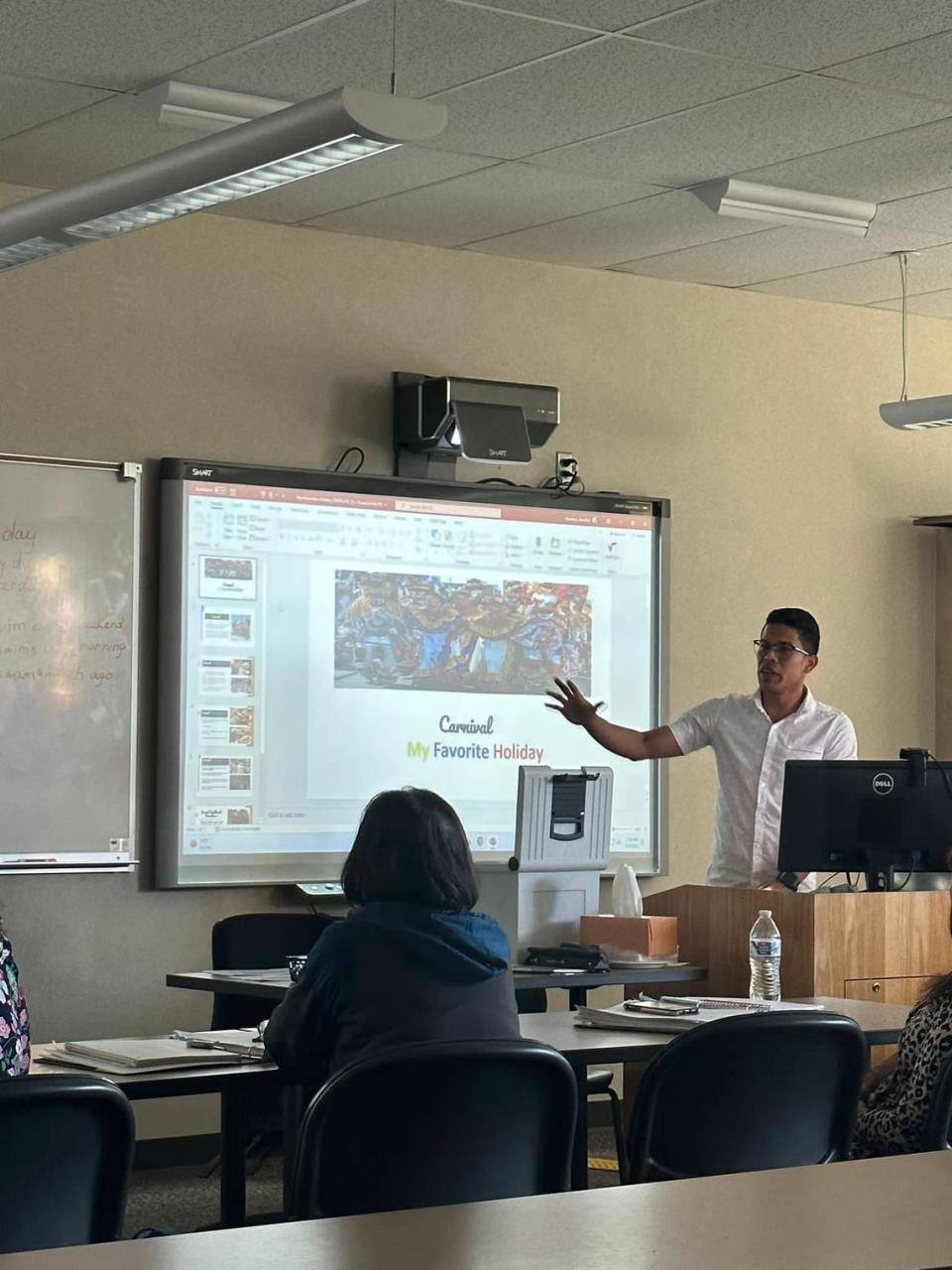 El venezolano Jenderson Antonio Rondón Mendoza habla sobre una tarea durante una clase de inglés en el Spokane Community College, en el estado de Washington.