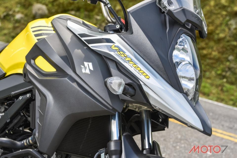 新的V-Strom 650XT採用新的鳥嘴造型，向SUZUKI DR 750S致敬。