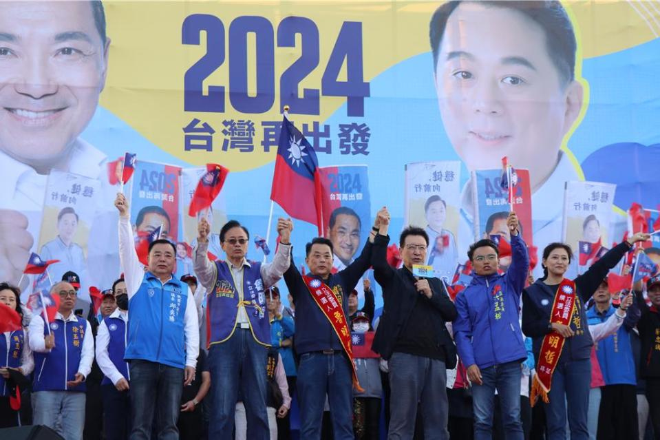 2024立委選舉桃園三選區藍綠競爭激烈，國民黨現任立委魯明哲25日舉行侯友宜、魯明哲聯合競選總部成立大會，湧入1萬名支持者力挺。（蔡明亘攝）