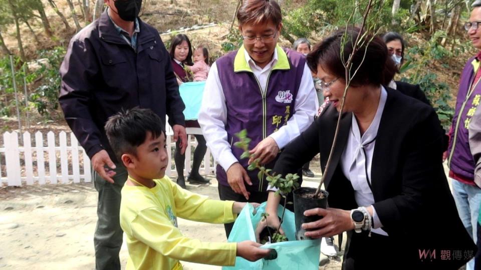 ▲彰化縣113年植樹活動-一起集點樹活動，現場有大小童軍、社區民眾，一起來參與蛻變魔法森林，現場發送4種台灣原生種樹苗給鄉親。（記者陳雅芳攝）