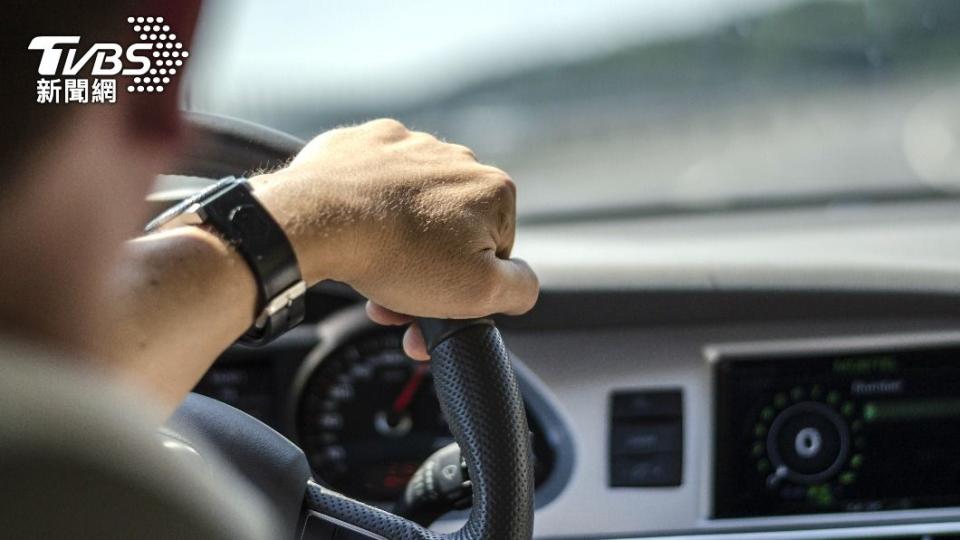 大陸男子開車開到出現下肢癱瘓的症狀。（示意圖／Shutterstock達志影像）