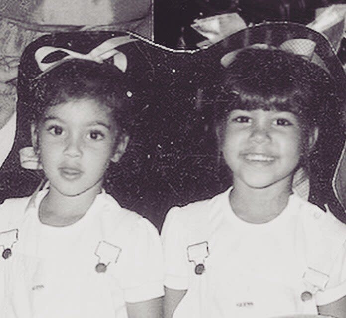 Kim Kardashian y su hermana Kourtney en su infancia.<a href="https://www.instagram.com/kimkardashian/?hl=en" rel="nofollow noopener" target="_blank" data-ylk="slk:Foto: Kim Kardashian/Instagram;elm:context_link;itc:0;sec:content-canvas" class="link "> Foto: Kim Kardashian/Instagram</a>