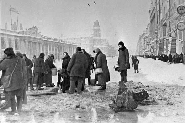 People in besieged Leningrad take water from shell holes on December 1, 1941. File Photo by Boris Kudoyarov/Wikimedia