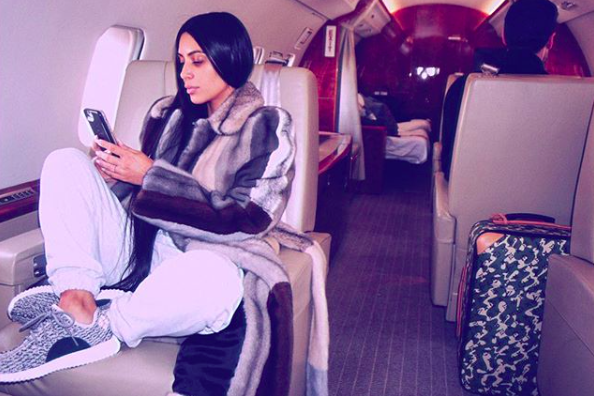 <p>Auch Reality-TV-Queen Kim Kardashian hat nicht immer Lust auf Perfektion. Manchmal darf es eben auch bequem statt aufgestylt sein. Kim Kardashian pfeift auch gerne mal auf ein makelloses Make-up und Killer-High-Heels und sitzt mit Jogginghose im lockeren Schneidersitz im Flieger. (Bild: Instagram/kimkardashian) </p>