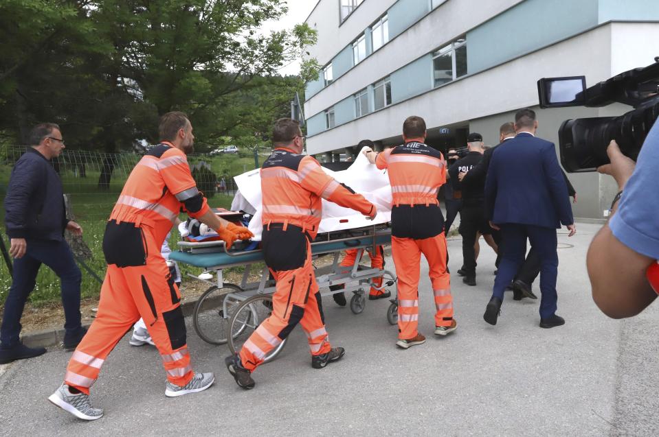 Socorristas se llevan al primer ministro de Eslovaquia, Robert Fico, quien fue herido a tiros, al hospital en el pueblo de Banska Bystrica, en el centro de Eslovaquia, el 15 de mayo de 2024. (Jan Kroslak/TASR via AP)